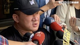 ▲「館長」陳之漢坐著輪椅出庭，約10分鐘庭訊結束。（圖／記者楊佩琪攝）