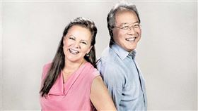 大提琴家馬友友（右）與鋼琴家凱瑟琳．史托特（Kathryn Stott）（左）將帶來全新製作「大地之歌」巡迴演出，11月11日在台南文化中心進行世界首演。（牛耳藝術提供）中央社記者趙靜瑜傳真　109年10月27日