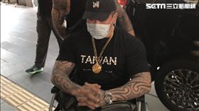 ▲「館長」陳之漢坐著輪椅出庭，約10分鐘庭訊結束。（圖／記者楊佩琪攝）