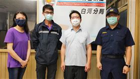 舊書桌掉出百萬金飾  清潔隊員報警物歸原主台南市白河清潔隊曾姓隊員（左2）27日清運老舊書桌時發現一袋估計市值約新台幣百萬元的金飾，在白河派出所所長陳永旺（右）協助下找到張姓失主（右2）認領。（白河警分局提供）中央社記者楊思瑞台南傳真  109年10月28日