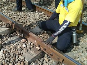 台鐵裂縫(台鐵提供)