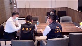 傳投資客捧現金掃七期豪宅　中市府上門稽查傳出有投資客捧新台幣千萬現金掃空七期豪宅，台中市政府27日會同內政部人員前往建商銷售中心稽查，業者否認有預售行為。（台中市政府提供）中央社記者郝雪卿傳真　109年10月27日