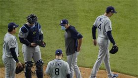 ▲坦帕灣光芒總教練Kevin Cash（左2）6局下換投引發廣泛討論，王牌Blake Snell無奈退場。（圖／美聯社／達志影像）