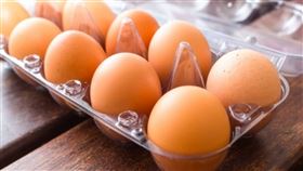 女網友分享一個輕鬆開雞蛋盒的妙招。