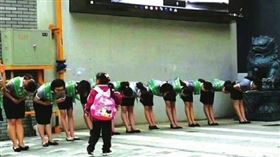 ▲貴州一小學老師們在大門向學生鞠躬敬禮。（圖／翻攝自微博）