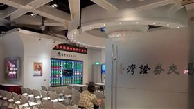 盤中零股交易新制上路第3天，交易人氣王由元大高股息搶下，擠下台積電。（中央社檔案照片）