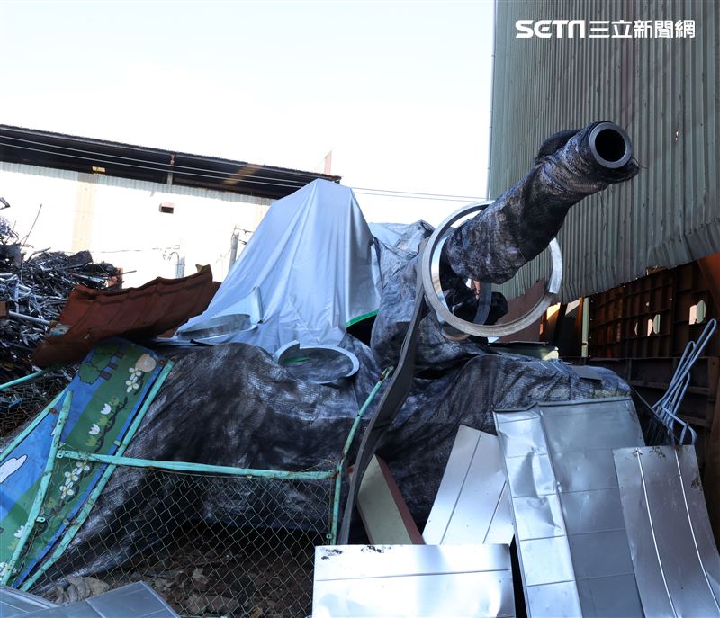 國軍CM11戰車隱匿於資源回收場廢鐵堆中難以辨視。（記者邱榮吉/攝影）