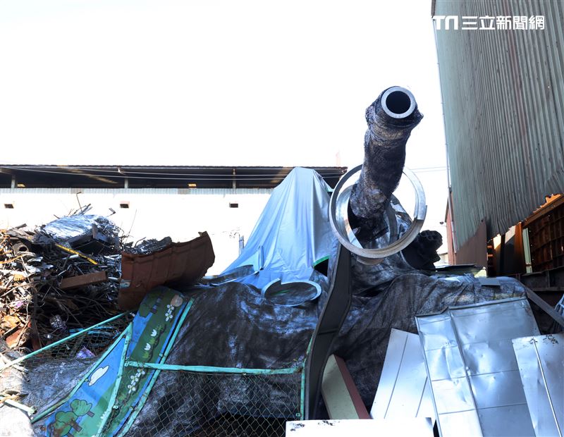 國軍CM11戰車隱匿於資源回收場廢鐵堆中難以辨視。（記者邱榮吉/攝影）