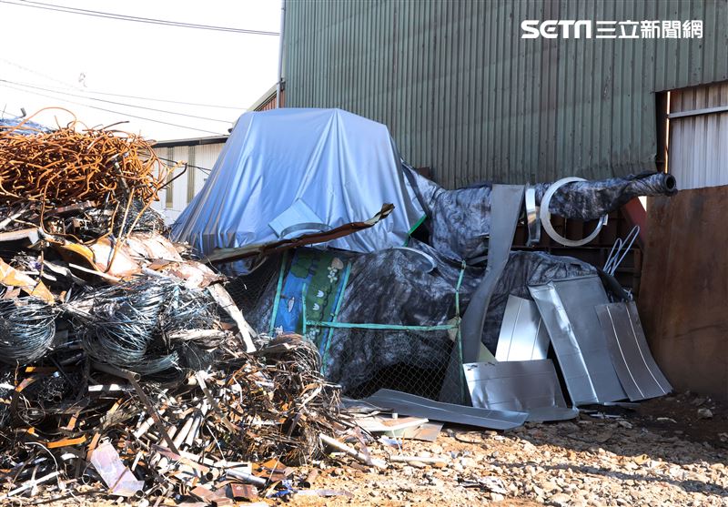 國軍CM11戰車隱匿於資源回收場廢鐵堆中難以辨視。（記者邱榮吉/攝影）