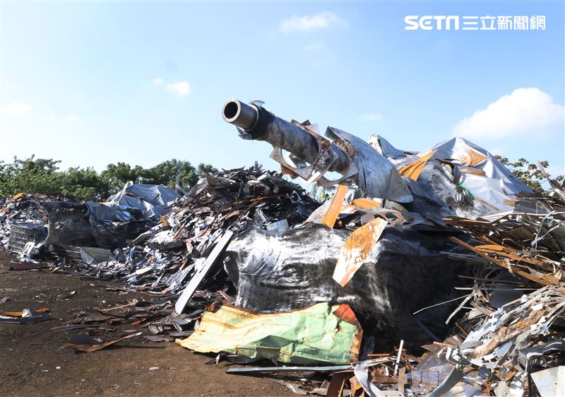國軍CM11戰車隱匿於資源回收場廢鐵堆中難以辨視。（記者邱榮吉/攝影）