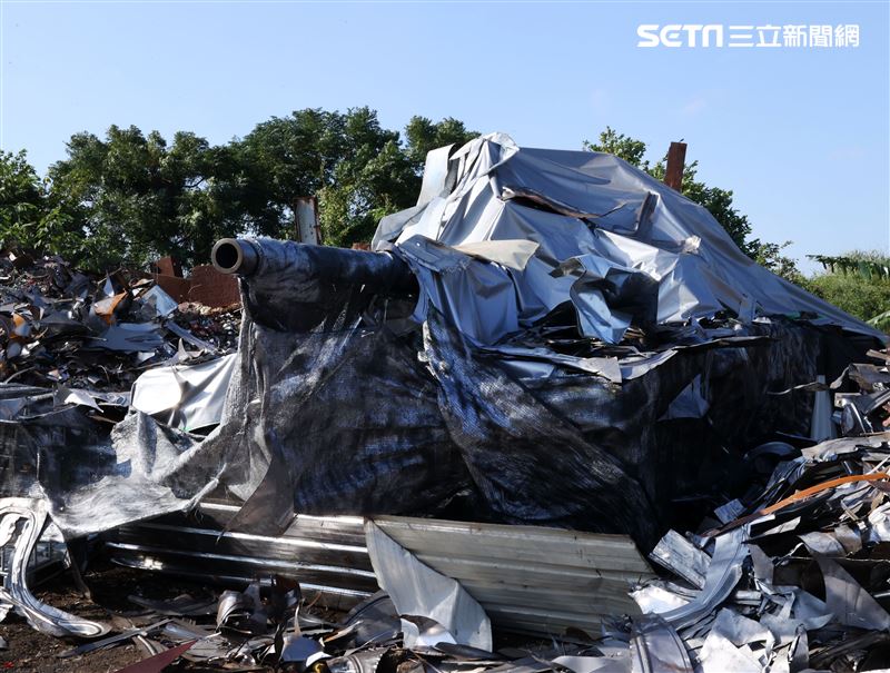 國軍CM11戰車隱匿於資源回收場廢鐵堆中難以辨視。（記者邱榮吉/攝影）