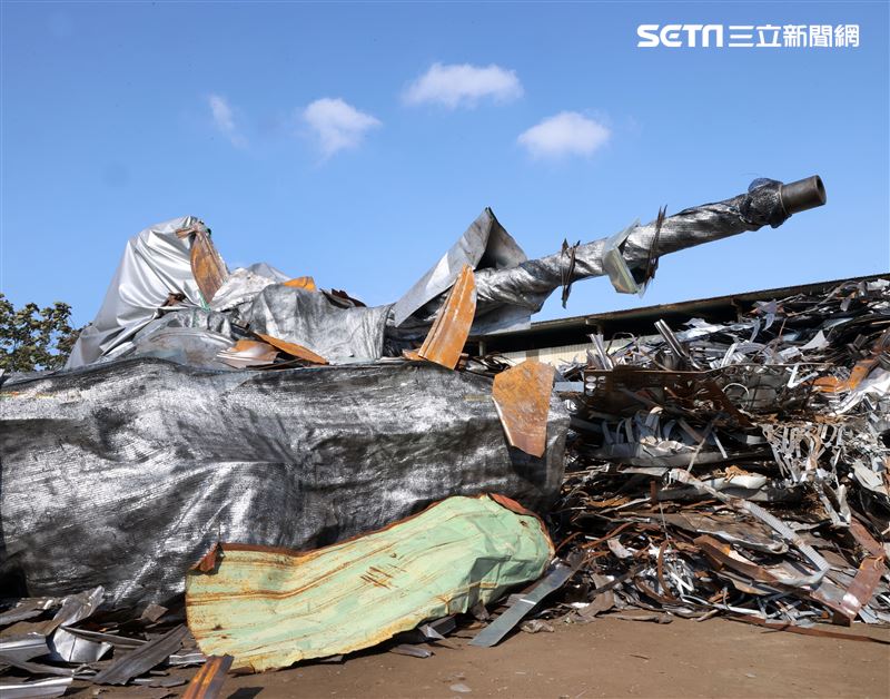 國軍CM11戰車隱匿於資源回收場廢鐵堆中難以辨視。（記者邱榮吉/攝影）