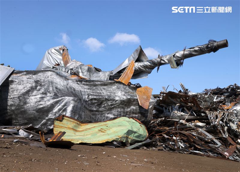 國軍CM11戰車隱匿於資源回收場廢鐵堆中難以辨視。（記者邱榮吉/攝影）