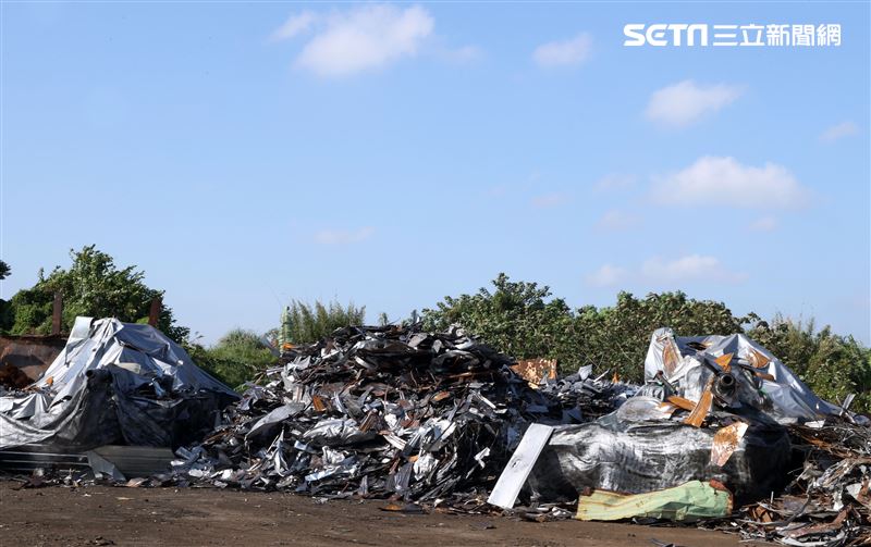 國軍CM11戰車隱匿於資源回收場廢鐵堆中難以辨視。（記者邱榮吉/攝影）