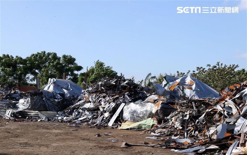 國軍CM11戰車隱匿於資源回收場廢鐵堆中難以辨視。（記者邱榮吉/攝影）