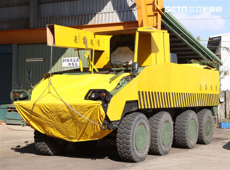 雲豹甲車偽裝成工程車與起重車，戰車則遁入資源回收場廢鐵堆中，難以辨識車型。。（記者邱榮吉/攝影）