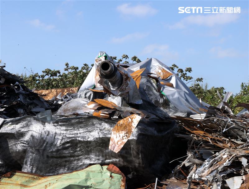 國軍CM11戰車隱匿於資源回收場廢鐵堆中難以辨視。（記者邱榮吉/攝影）