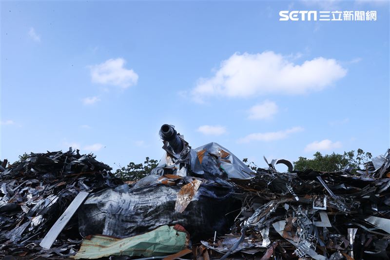 國軍CM11戰車隱匿於資源回收場廢鐵堆中難以辨視。（記者邱榮吉/攝影）