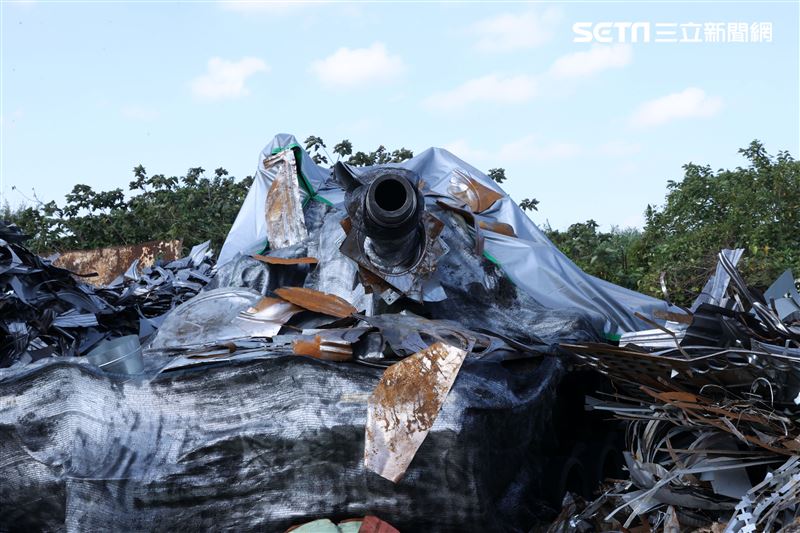 國軍CM11戰車隱匿於資源回收場廢鐵堆中難以辨視。（記者邱榮吉/攝影）