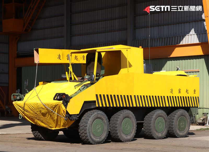 雲豹甲車偽裝成工程車與起重車，戰車則遁入資源回收場廢鐵堆中，難以辨識車型。。（記者邱榮吉/攝影）