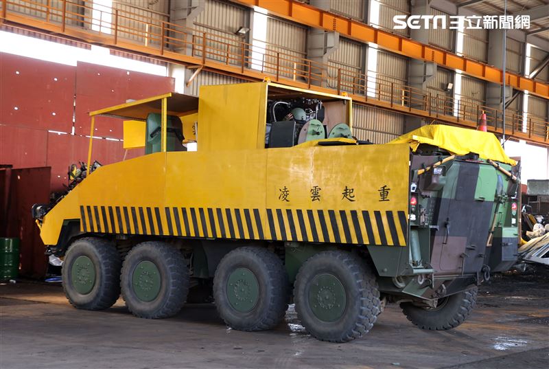 雲豹甲車偽裝成工程車與起重車，戰車則遁入資源回收場廢鐵堆中，難以辨識車型。。（記者邱榮吉/攝影）
