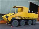 雲豹甲車偽裝成工程車與起重車，戰車則遁入資源回收場廢鐵堆中，難以辨識車型。。（記者邱榮吉/攝影）