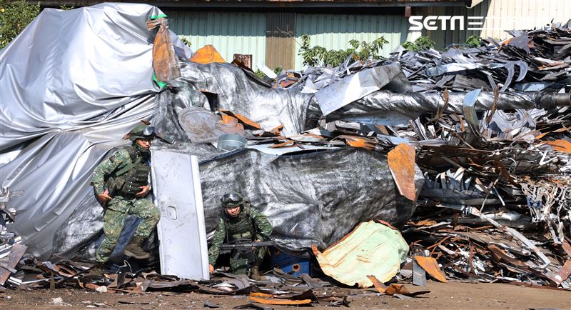 國軍第三作戰區實施戰備任務訓練，裝甲兵從偽裝坦克車裡面衝出實施戰鬥位子。（記者邱榮吉/攝影）