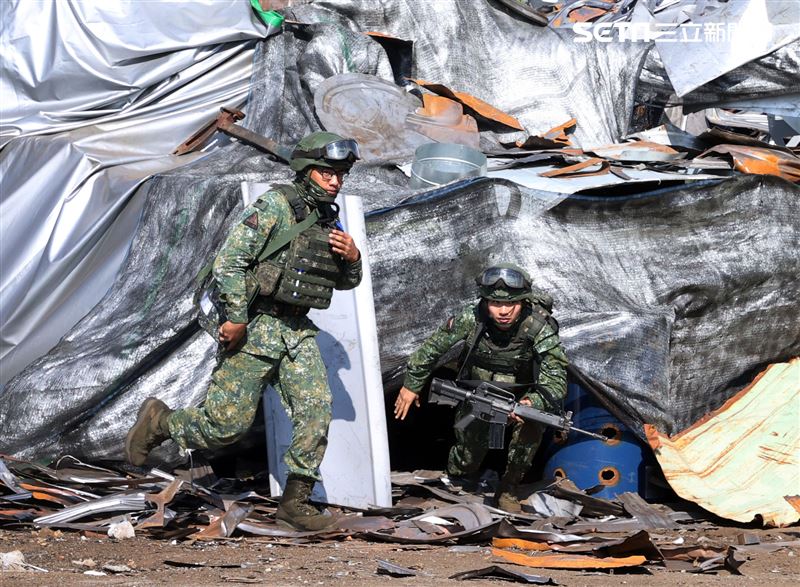 國軍第三作戰區實施戰備任務訓練，裝甲兵從偽裝坦克車裡面衝出實施戰鬥位子。（記者邱榮吉/攝影）