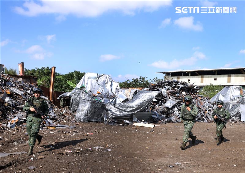國軍第三作戰區實施戰備任務訓練，裝甲兵從偽裝坦克車裡面衝出實施戰鬥位子。（記者邱榮吉/攝影）
