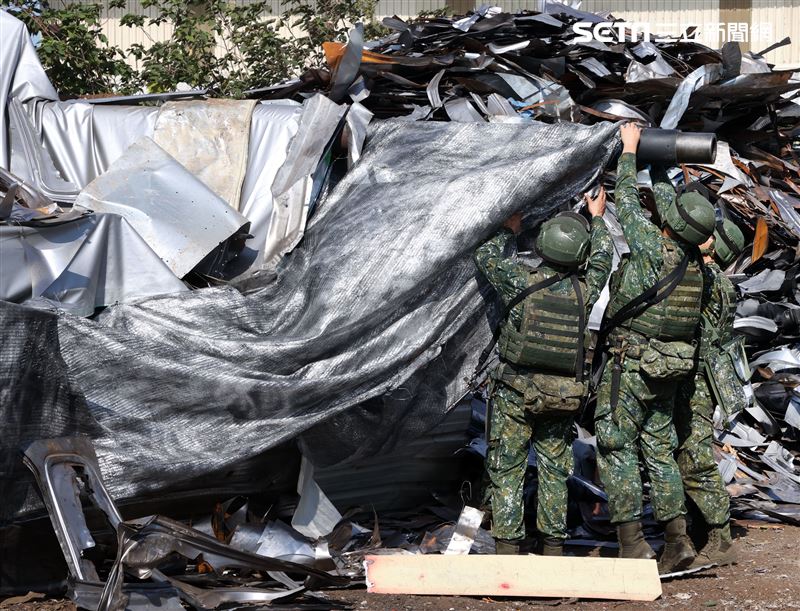 國軍CM11戰車隱匿於資源回收場廢鐵堆中難以辨視。（記者邱榮吉/攝影）