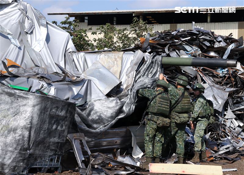 國軍CM11戰車隱匿於資源回收場廢鐵堆中難以辨視。（記者邱榮吉/攝影）