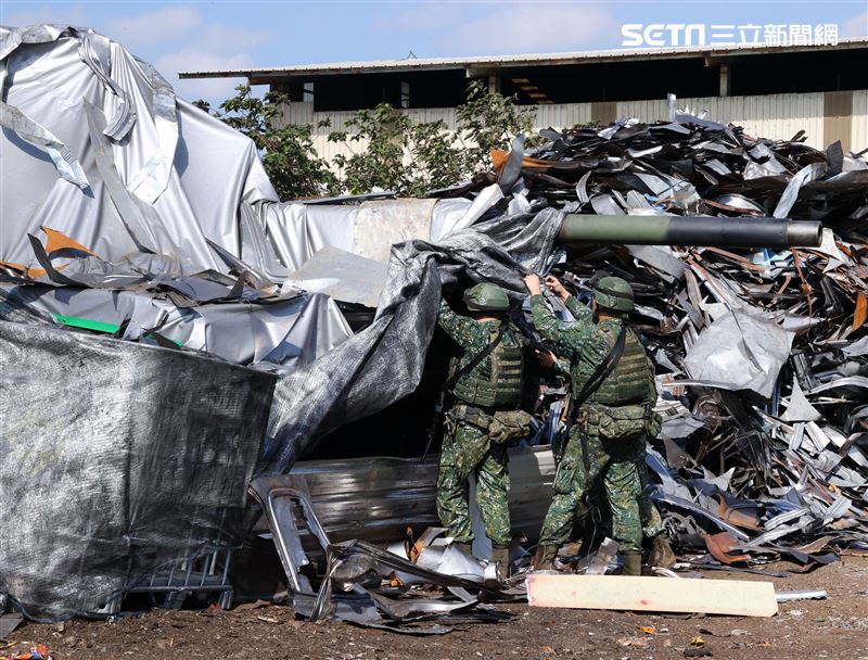 國軍CM11戰車隱匿於資源回收場廢鐵堆中難以辨視。（記者邱榮吉/攝影）