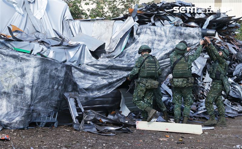國軍CM11戰車隱匿於資源回收場廢鐵堆中難以辨視。（記者邱榮吉/攝影）