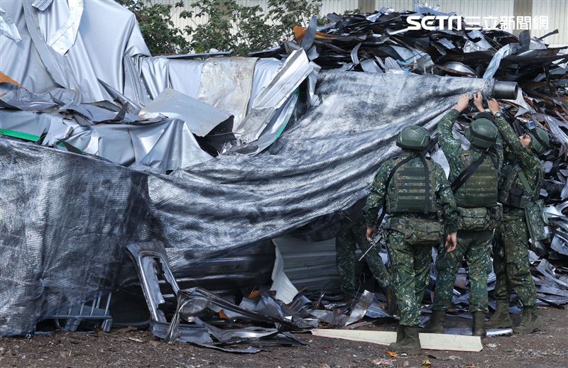 國軍CM11戰車隱匿於資源回收場廢鐵堆中難以辨視。（記者邱榮吉/攝影）