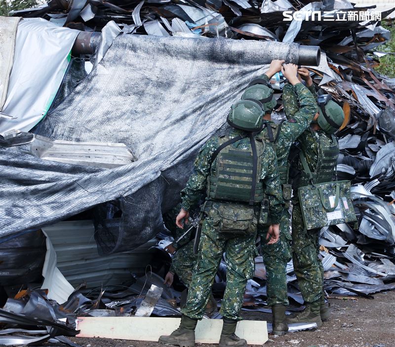 國軍CM11戰車隱匿於資源回收場廢鐵堆中難以辨視。（記者邱榮吉/攝影）