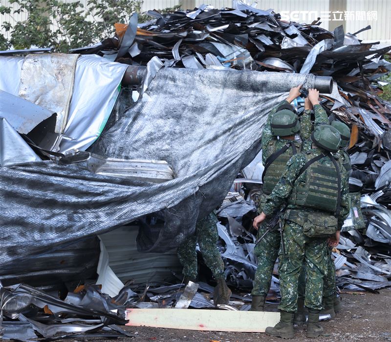 國軍CM11戰車隱匿於資源回收場廢鐵堆中難以辨視。（記者邱榮吉/攝影）