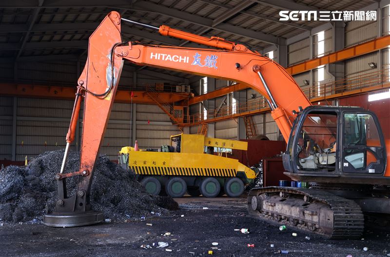 雲豹甲車偽裝成工程車與起重車，戰車則遁入資源回收場廢鐵堆中，難以辨識車型。。（記者邱榮吉/攝影）