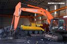 雲豹甲車偽裝成工程車與起重車，戰車則遁入資源回收場廢鐵堆中，難以辨識車型。。（記者邱榮吉/攝影）