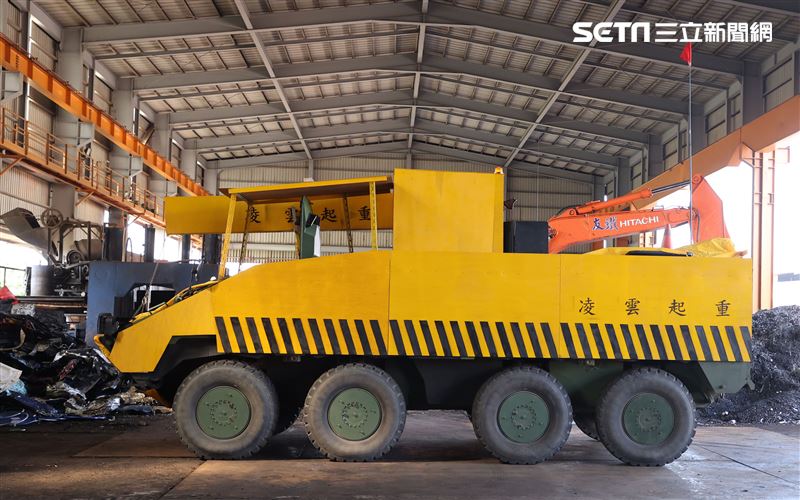 雲豹甲車偽裝成工程車與起重車，戰車則遁入資源回收場廢鐵堆中，難以辨識車型。。（記者邱榮吉/攝影）