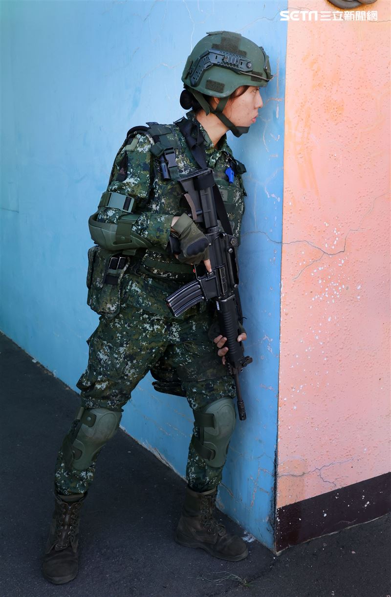 國軍第三作戰區實施戰備任務訓練，裝甲兵從偽裝坦克車裡面衝出實施戰鬥位子。（記者邱榮吉/攝影）