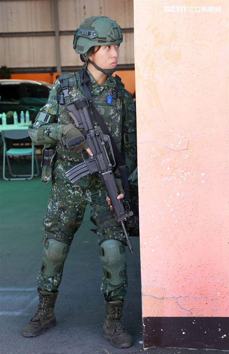 國軍第三作戰區實施戰備任務訓練，裝甲兵從偽裝坦克車裡面衝出實施戰鬥位子。（記者邱榮吉/攝影）