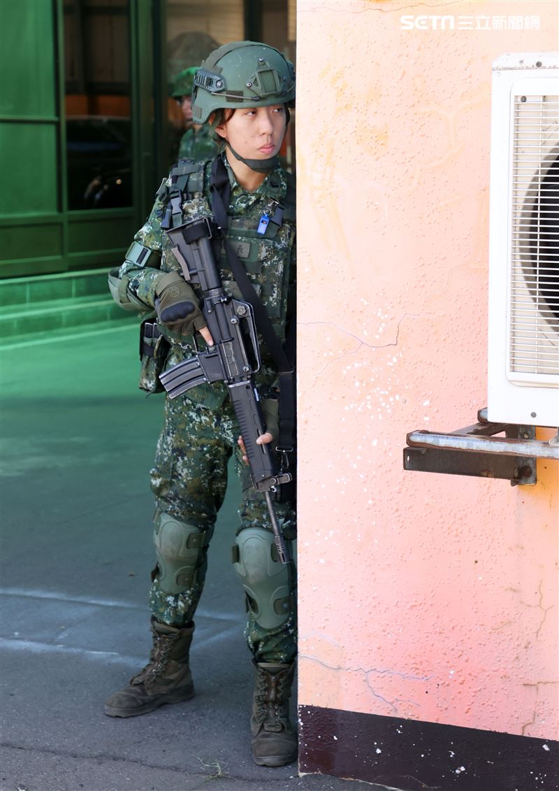 國軍第三作戰區實施戰備任務訓練，裝甲兵從偽裝坦克車裡面衝出實施戰鬥位子。（記者邱榮吉/攝影）