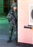 國軍第三作戰區實施戰備任務訓練，裝甲兵從偽裝坦克車裡面衝出實施戰鬥位子。（記者邱榮吉/攝影）