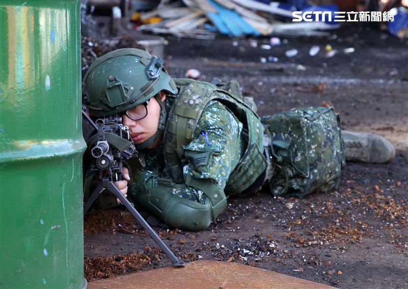 國軍第三作戰區實施戰備任務訓練，裝甲兵從偽裝坦克車裡面衝出實施戰鬥位子。（記者邱榮吉/攝影）