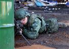 國軍第三作戰區實施戰備任務訓練，裝甲兵從偽裝坦克車裡面衝出實施戰鬥位子。（記者邱榮吉/攝影）