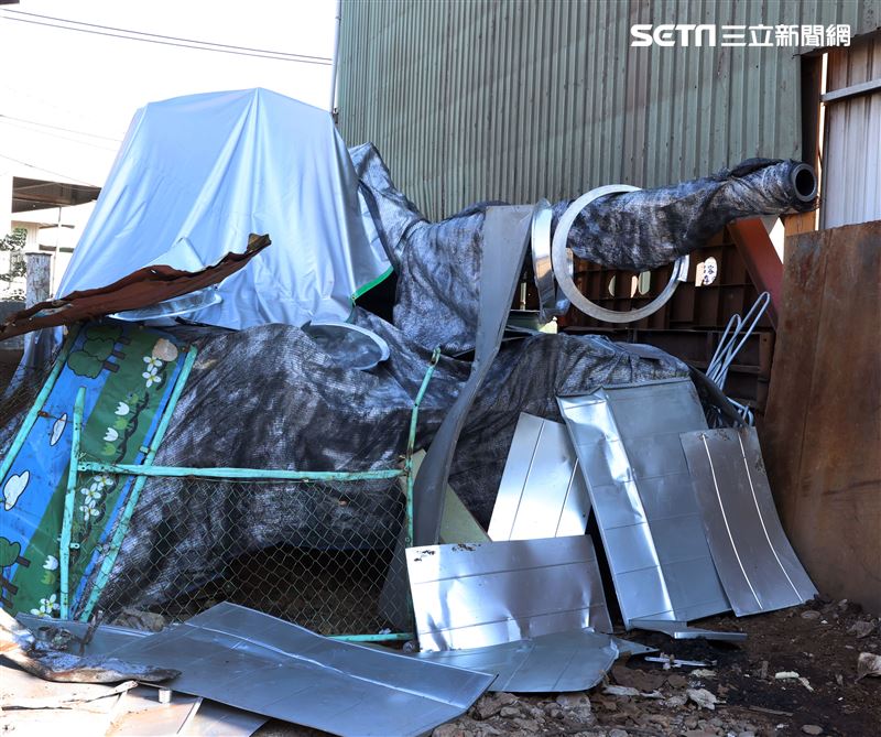 國軍CM11戰車隱匿於資源回收場廢鐵堆中難以辨視。（記者邱榮吉/攝影）