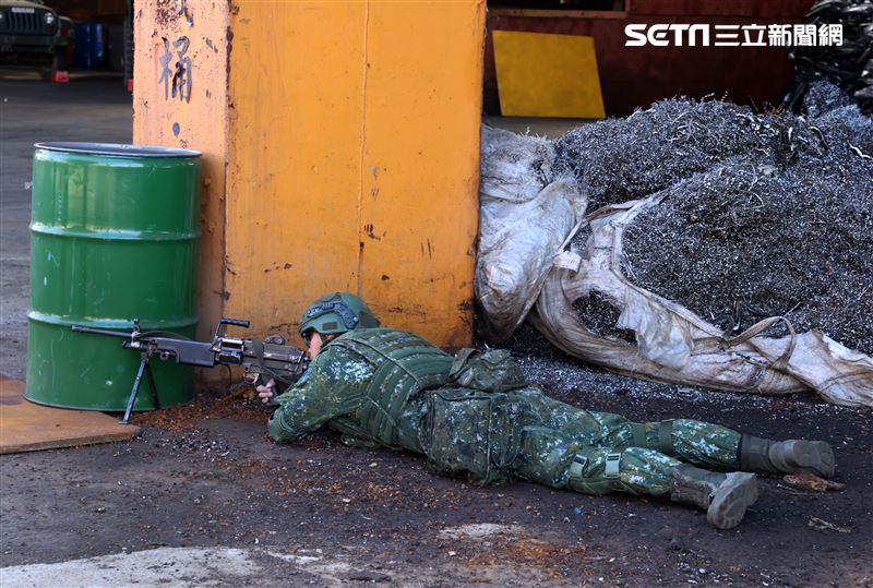 國軍第三作戰區實施戰備任務訓練，裝甲兵從偽裝坦克車裡面衝出實施戰鬥位子。（記者邱榮吉/攝影）