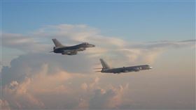 共機接連擾台幾乎已成常態，解放軍專家亓樂義認為，中共意在縮減台灣海空兵力演訓空間，建議須謹慎看待。圖為5月F-16戰機（左）升空監控共機轟6（右）的畫面。（空軍司令部提供）