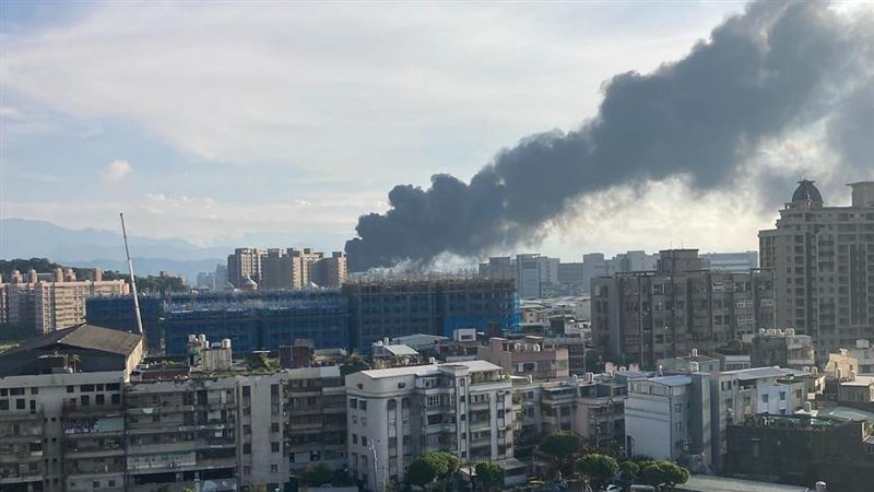 桃園欣興電子仍在悶燒　7消防員送醫