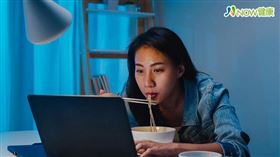名家專用／NOW健康／三餐不定時或睡前吃宵夜等習慣，容易造成胃食道逆流，可能引發耳鳴症狀。(勿用)